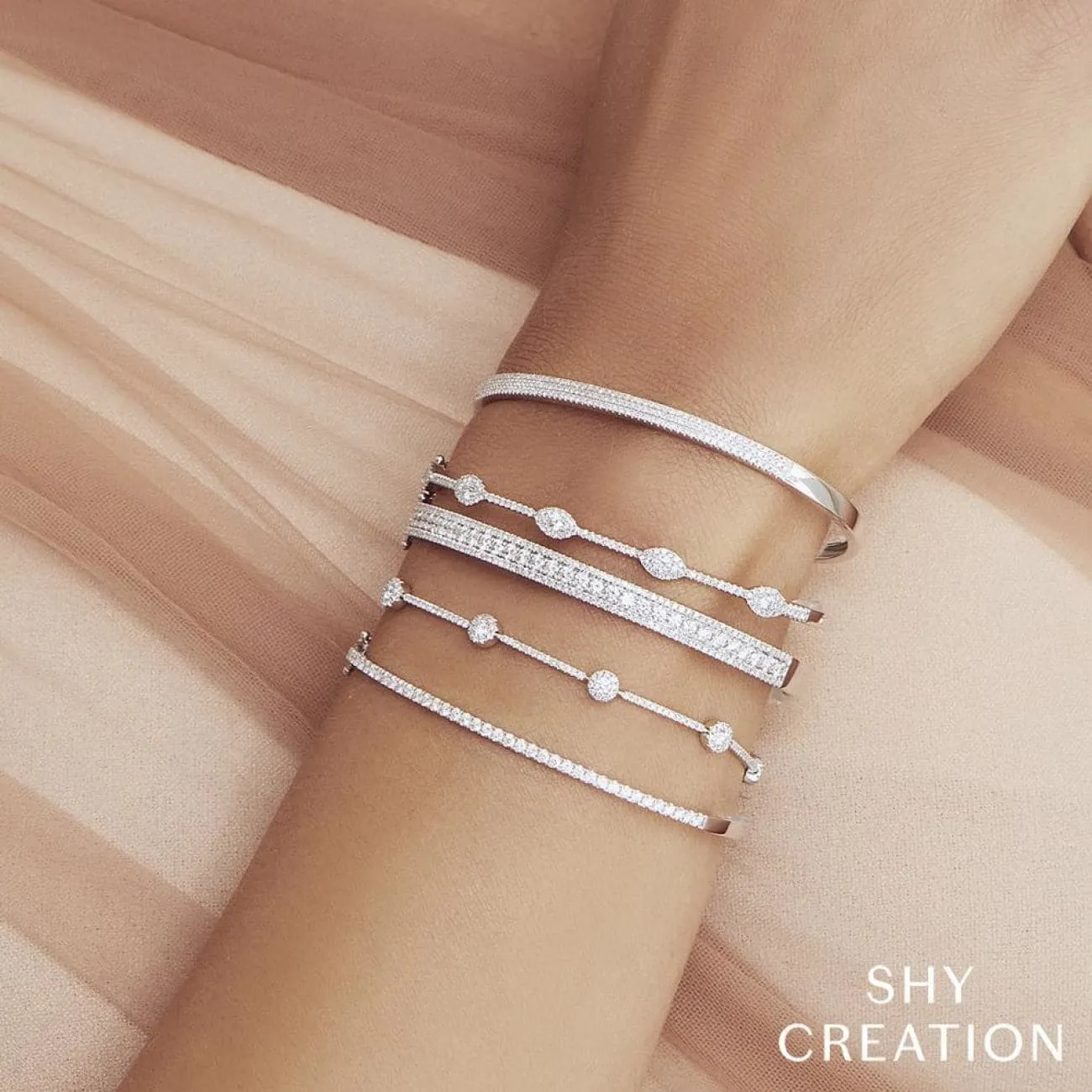 14KT WHITE GOLD AND DIAMONDS PAVE BANGLE