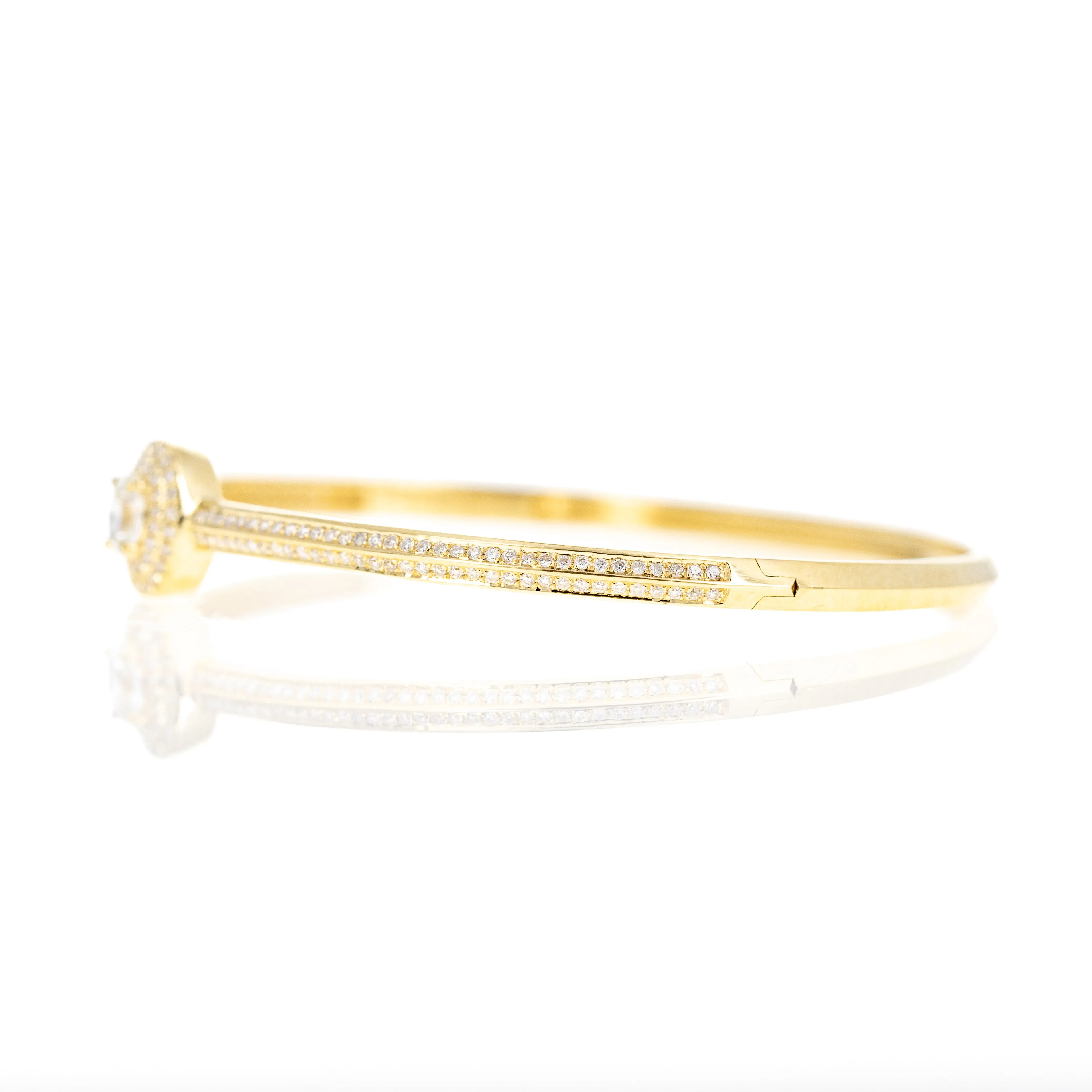 18K Yellow Gold 0.62 Carat Diamond Oval Pave Bangle