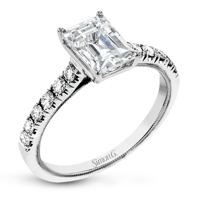 Engagement Ring in 18k Gold with Diamonds
