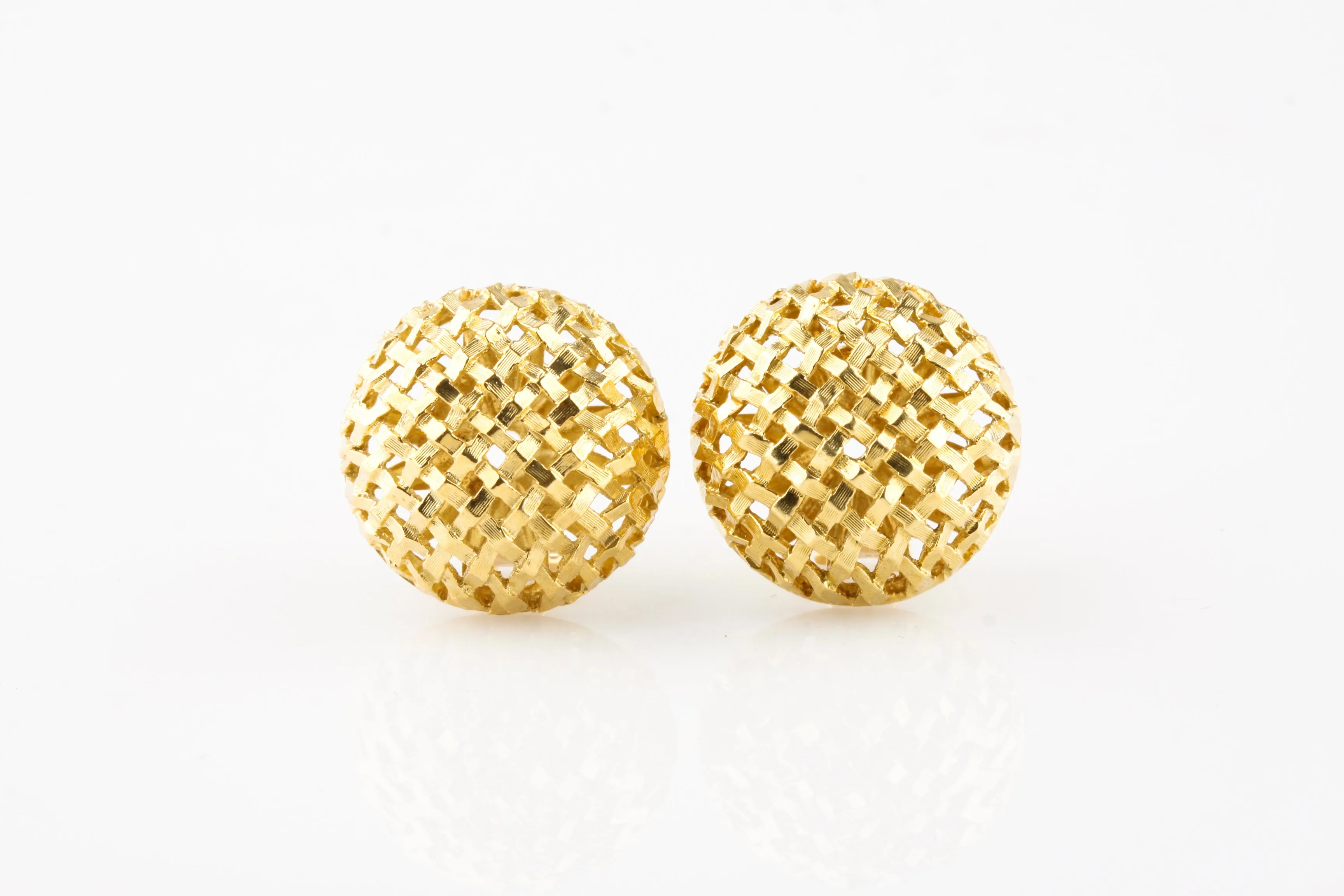 Gorgeous 18k Yellow Gold Basketweave Mesh Dome Huggie Earrings with Omega Backs
