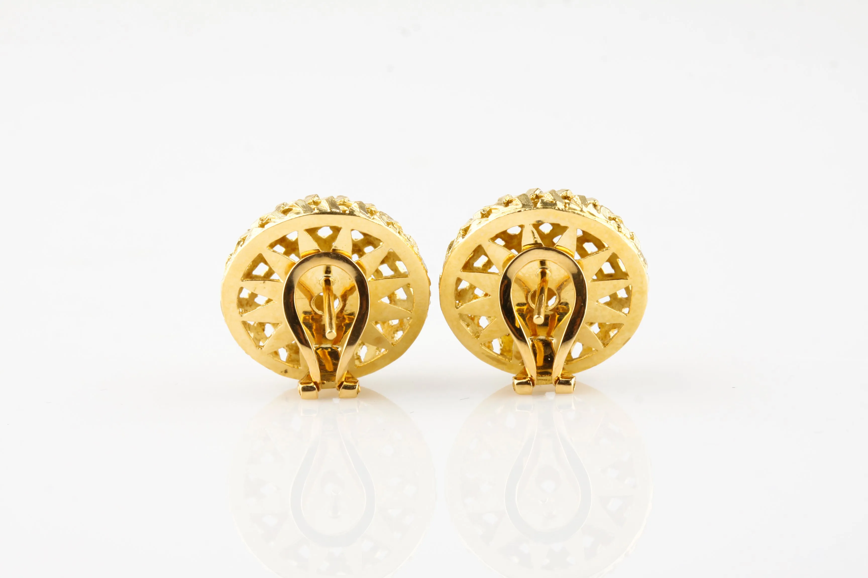 Gorgeous 18k Yellow Gold Basketweave Mesh Dome Huggie Earrings with Omega Backs