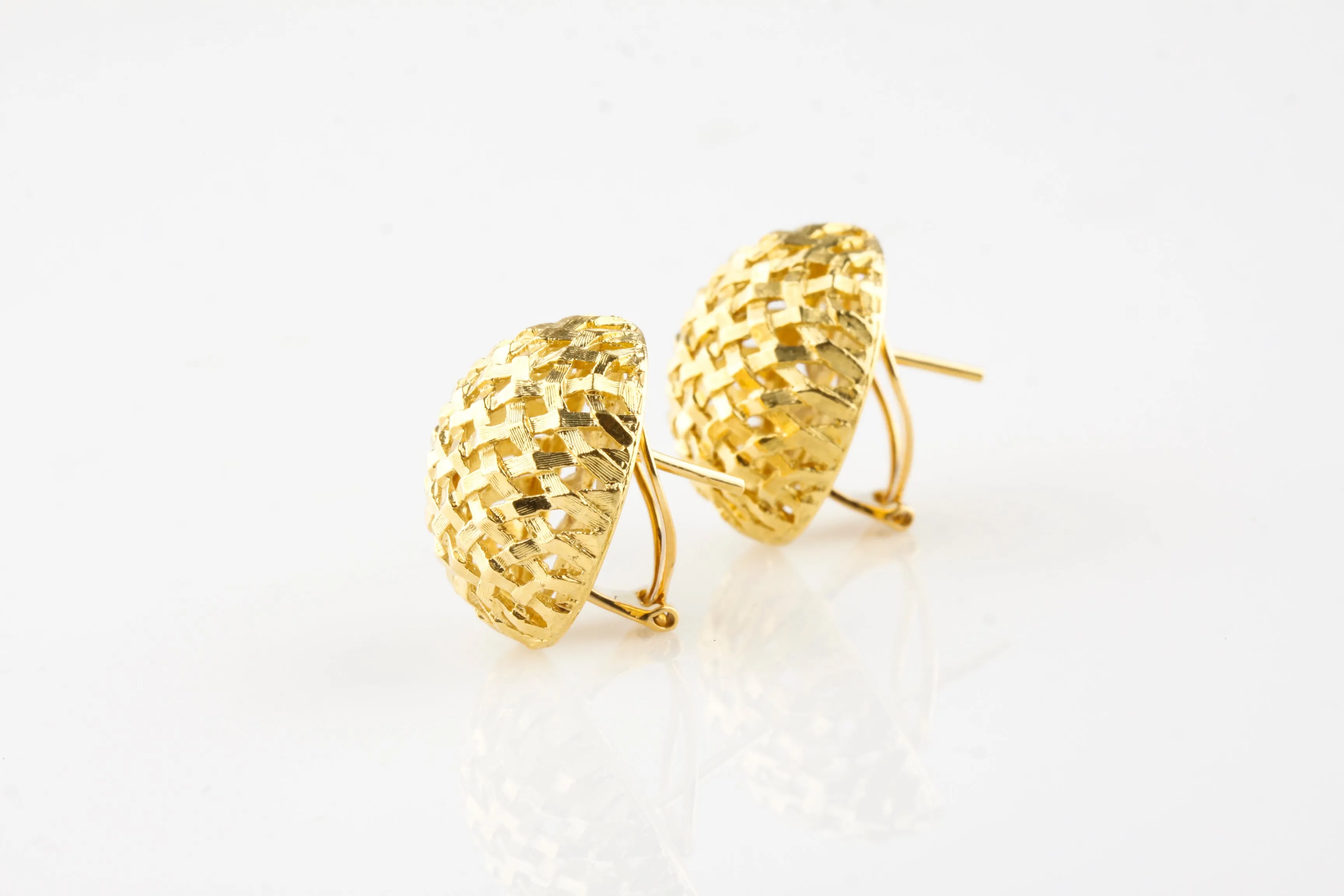Gorgeous 18k Yellow Gold Basketweave Mesh Dome Huggie Earrings with Omega Backs