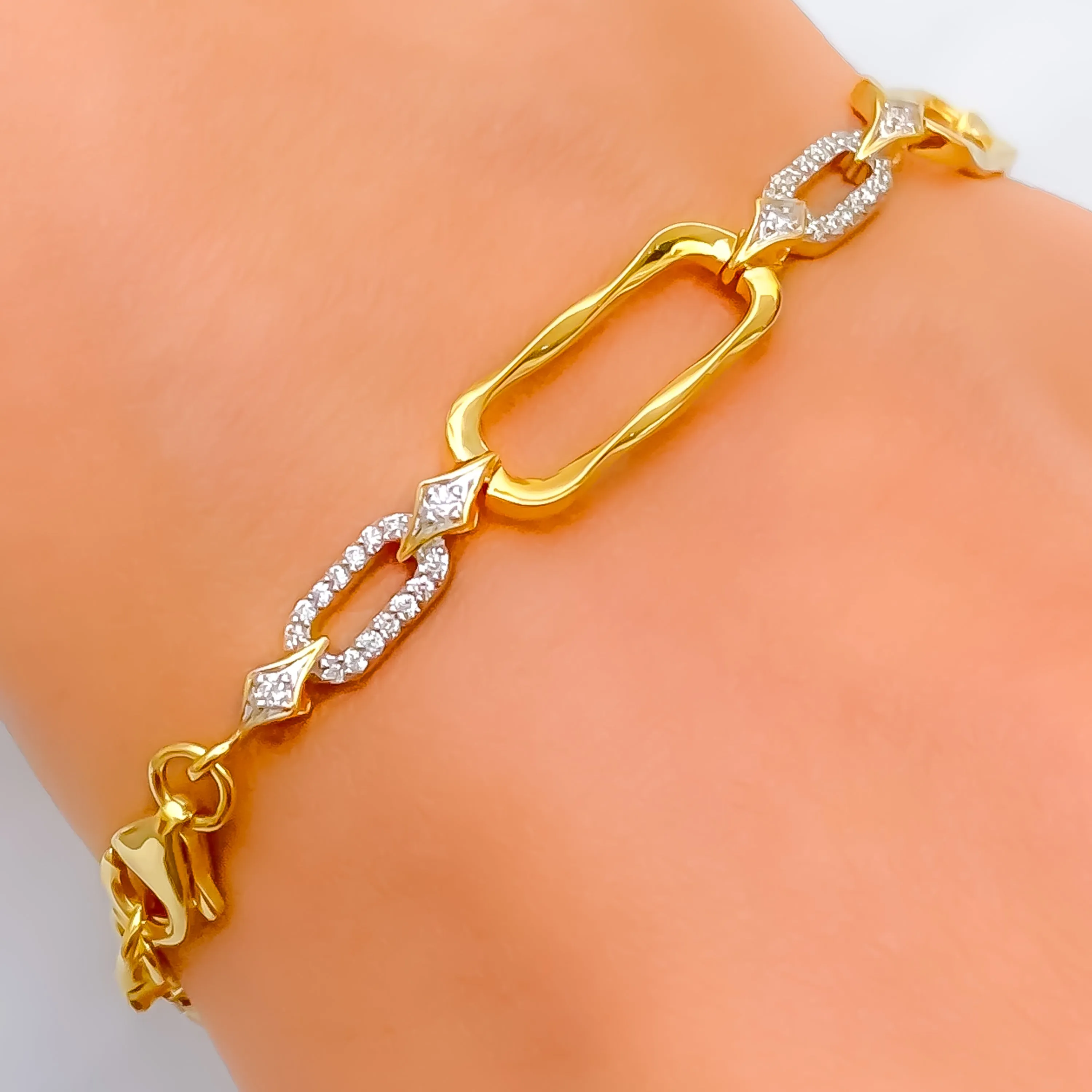 Lavish Twinkling Diamond   18k Gold Bracelet