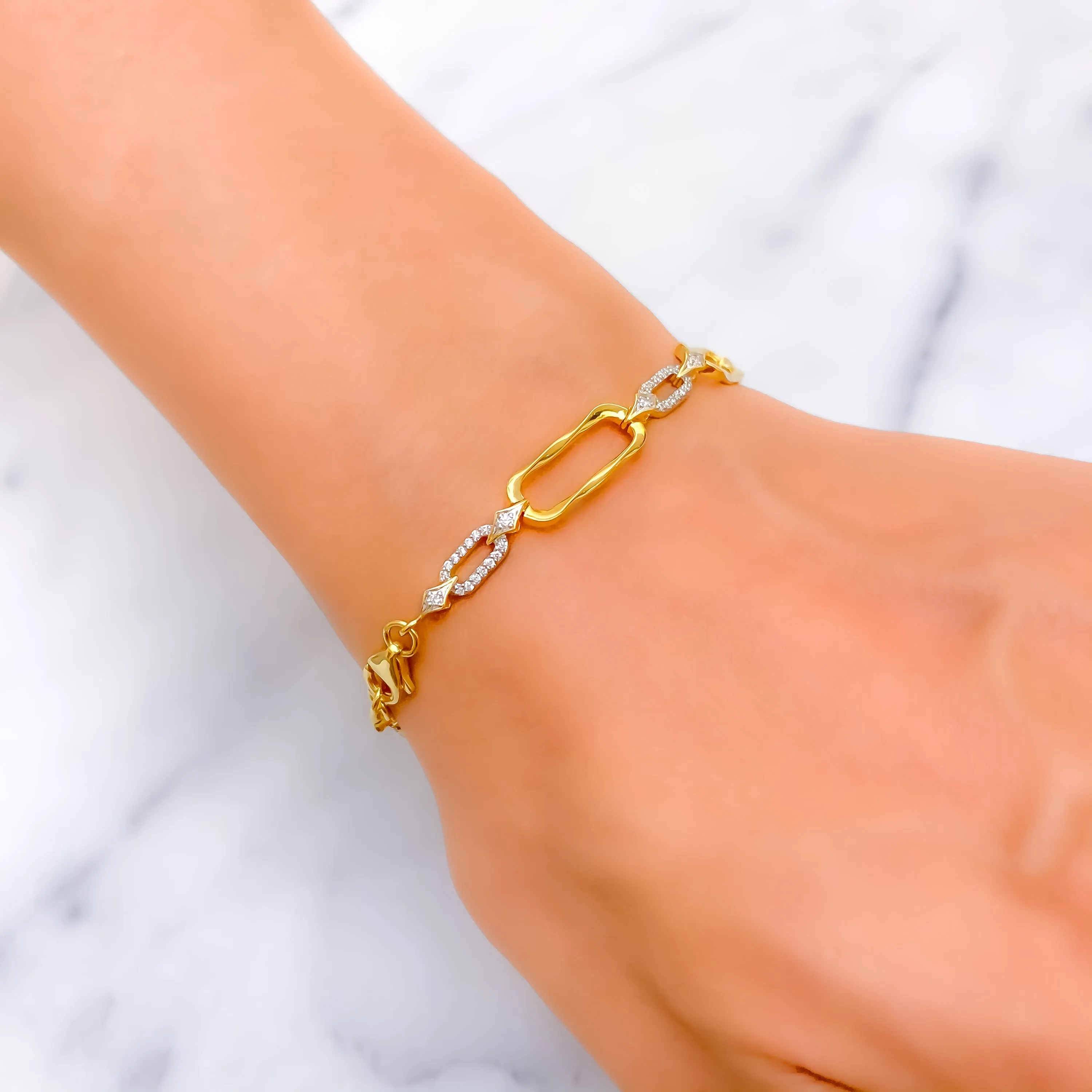Lavish Twinkling Diamond   18k Gold Bracelet