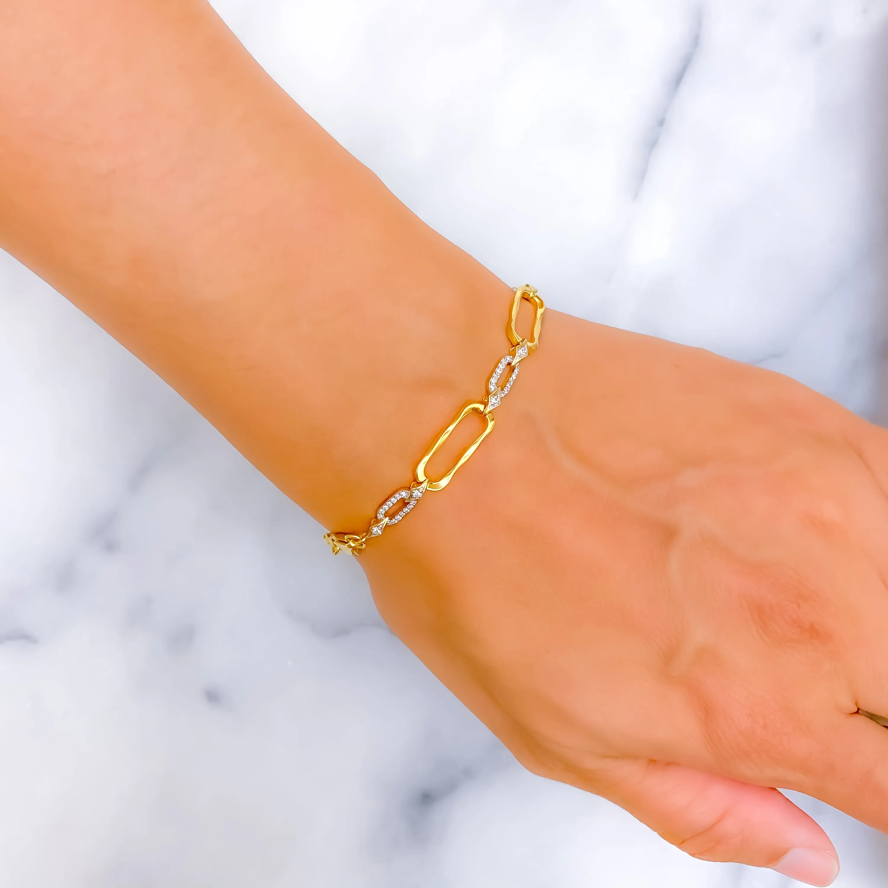 Lavish Twinkling Diamond   18k Gold Bracelet