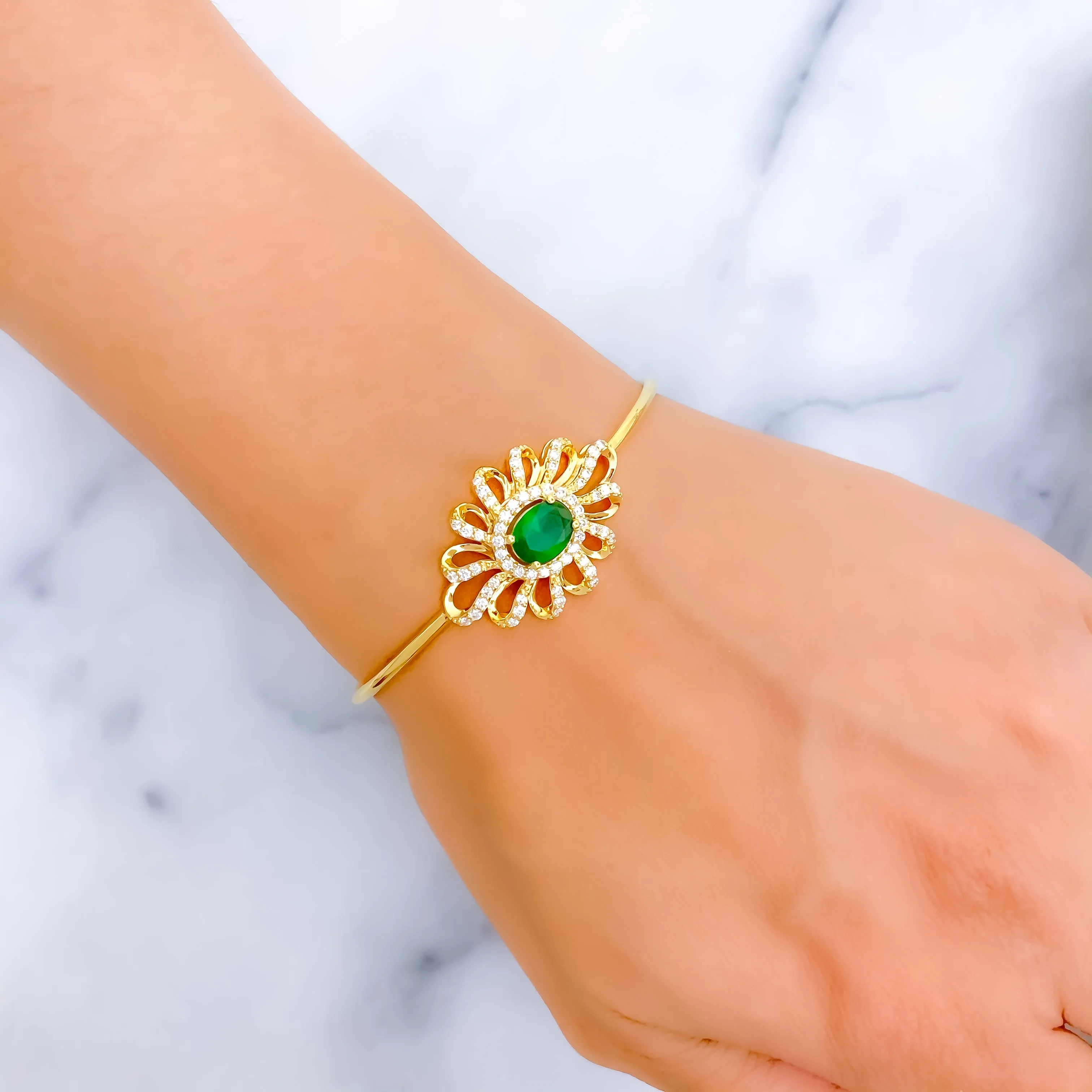 Lustrous Floral Diamond   18k Gold Bangle Bracelet