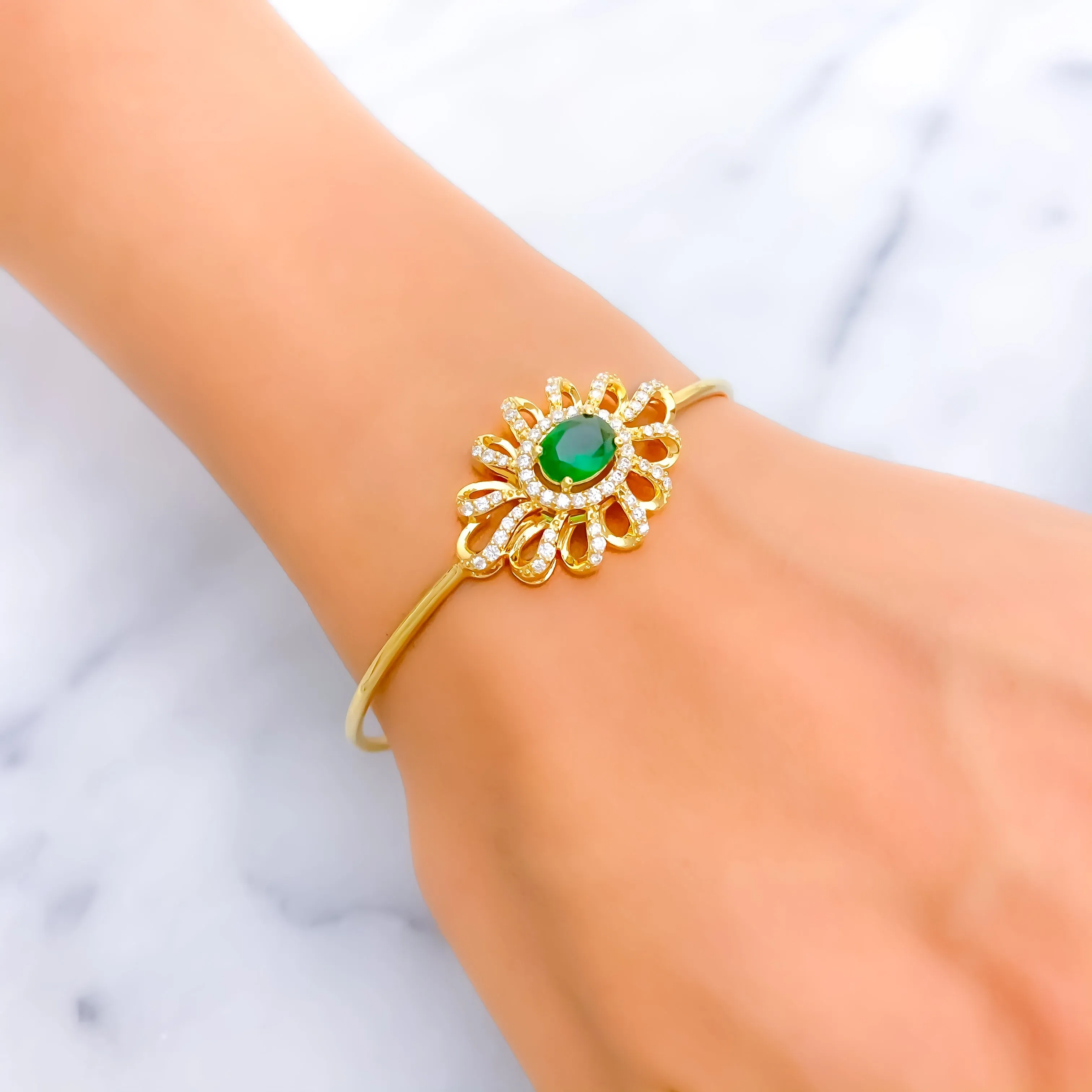 Lustrous Floral Diamond   18k Gold Bangle Bracelet
