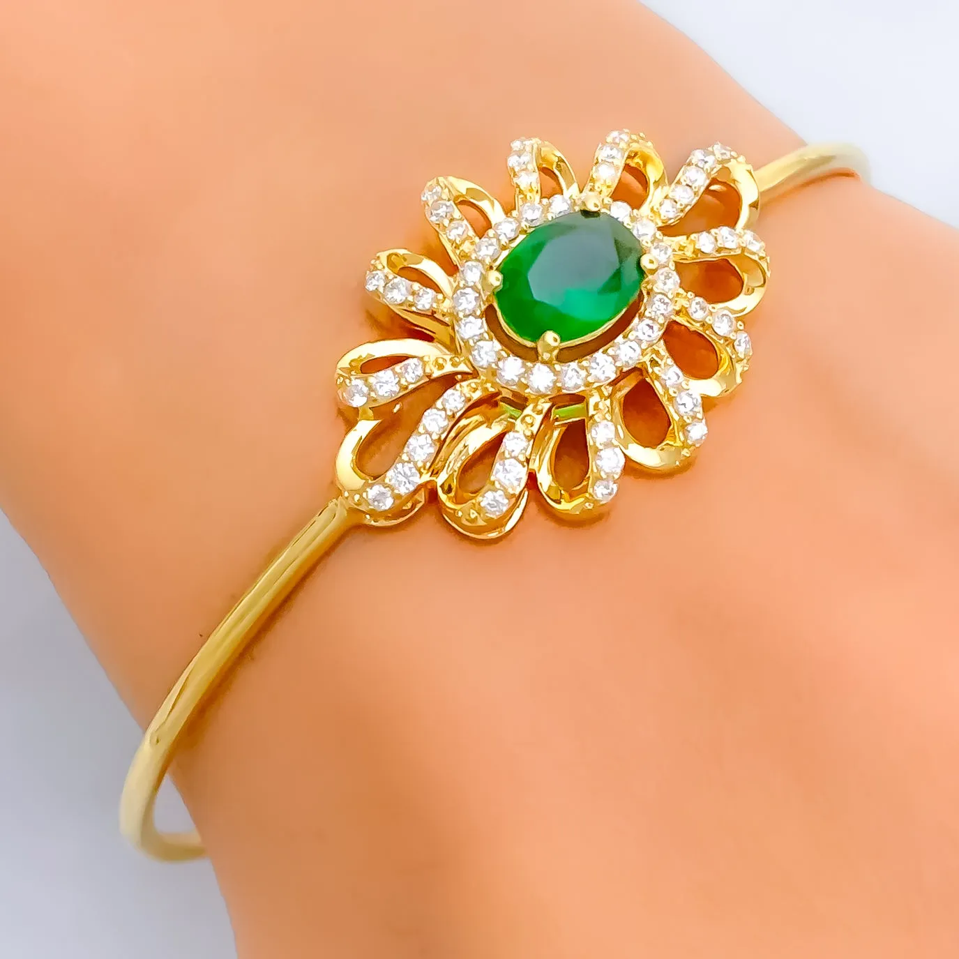 Lustrous Floral Diamond   18k Gold Bangle Bracelet
