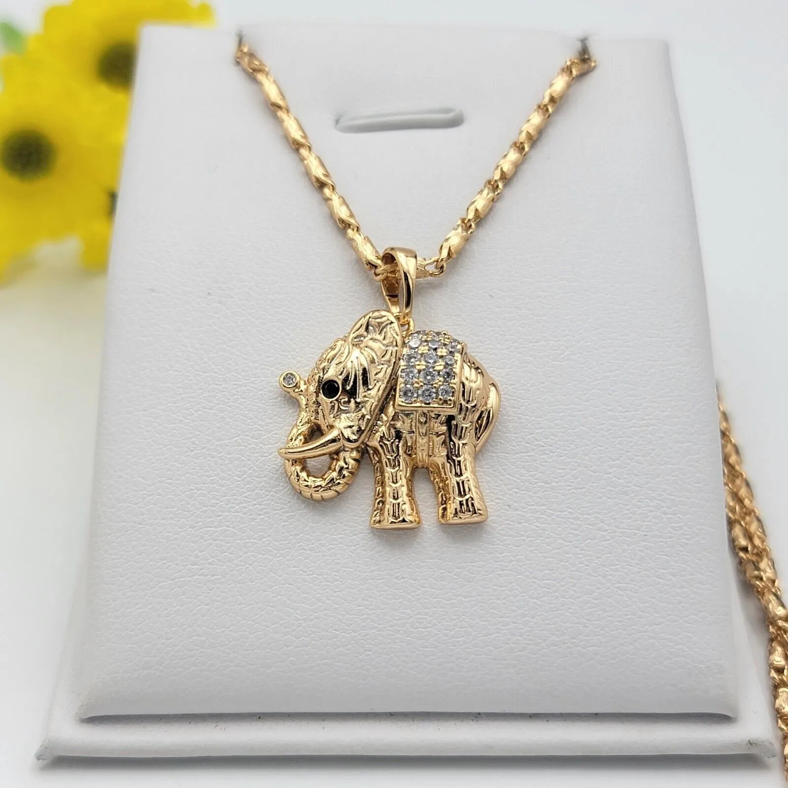 Necklaces - 18K Gold Plated. Elephant Pendant & Chain.