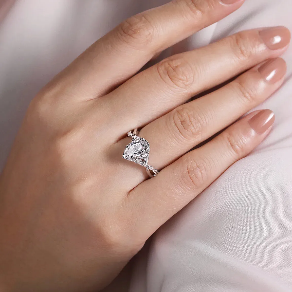 Pear Shape Twist Halo Diamond Engagement Ring Mounting