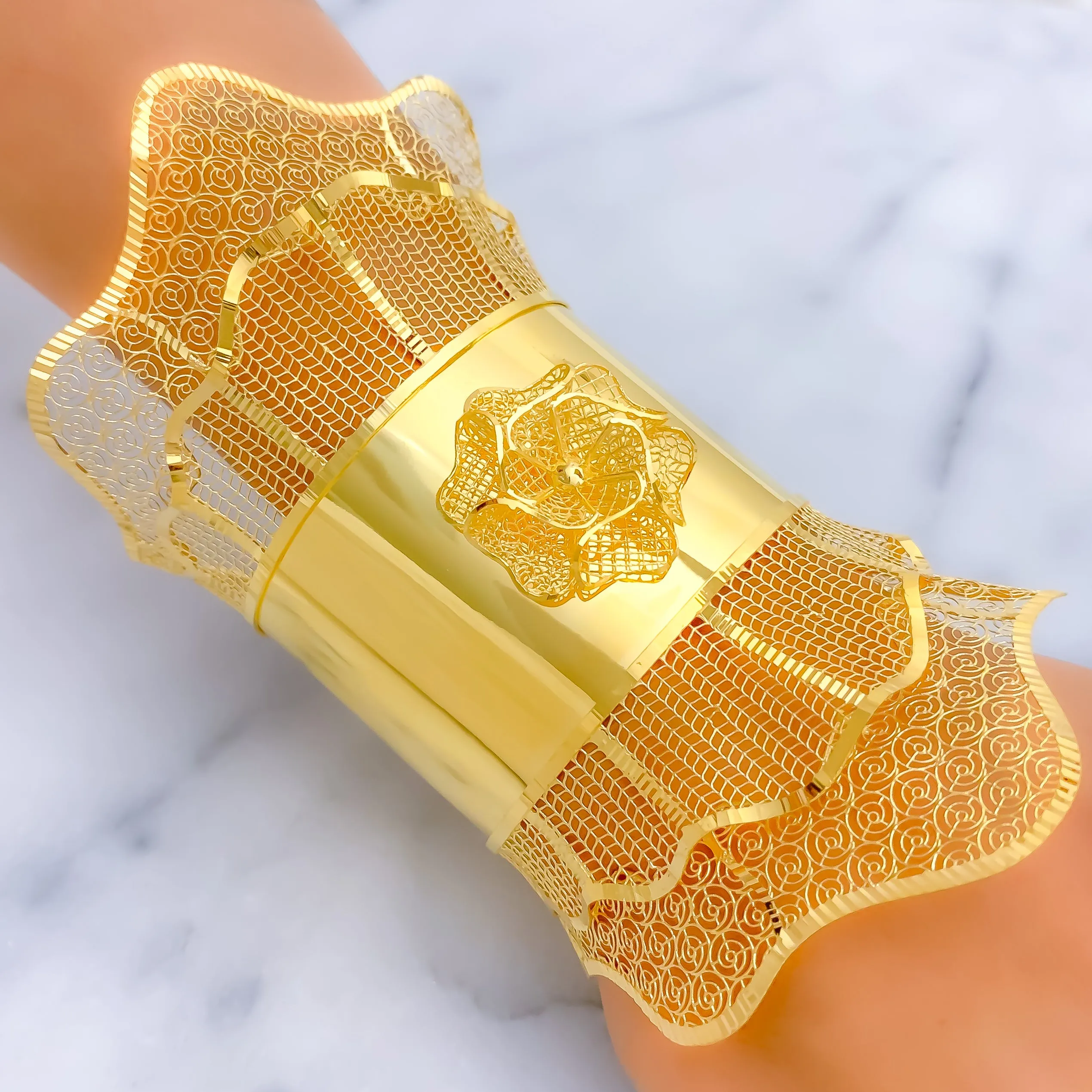 Royal Lustrous 21K Gold Netted Flower Bangle Bracelet