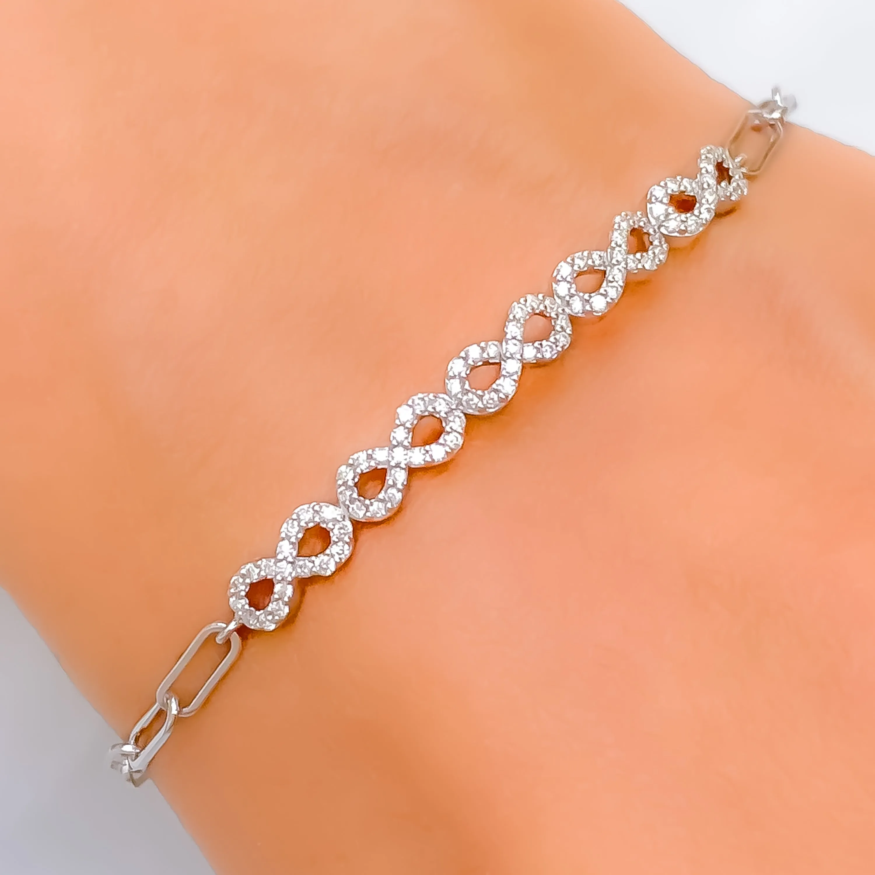 Sophisticated Infinity Loop Diamond   18k Gold Bracelet
