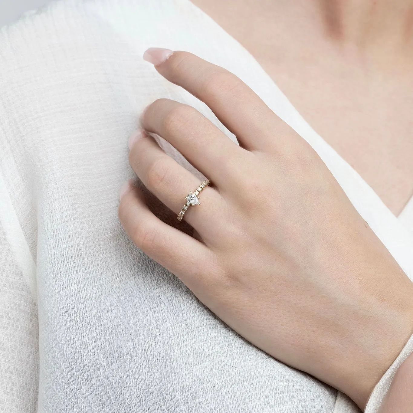 Women's diamond ring