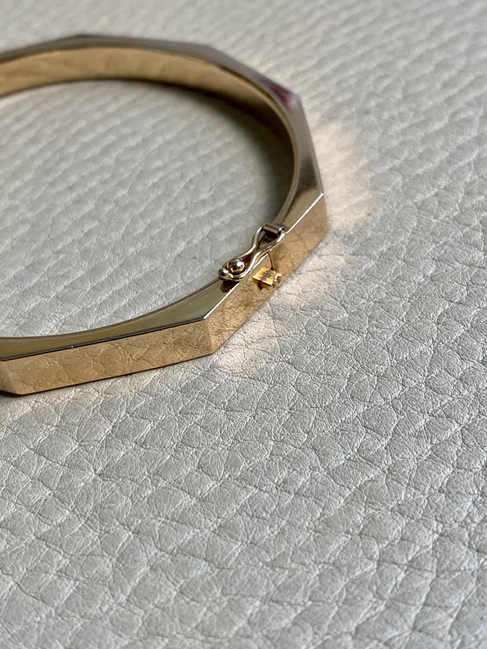 WOW!! 10 Sided Danish Geometric Hinged Bangle in 14k Yellow Gold - Midcentury era - by Bernhard Hertz - 7 inch